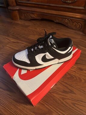 Nike Womens Black and White Low-Top Skate Sneakers